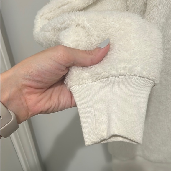 Cozy White Sherpa Pullover - Picture 3 of 4
